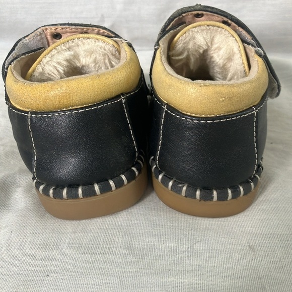 Baby size 14 leather cozy fuzzy lined Velcro tie shoes with rubber sole - Picture 9 of 15